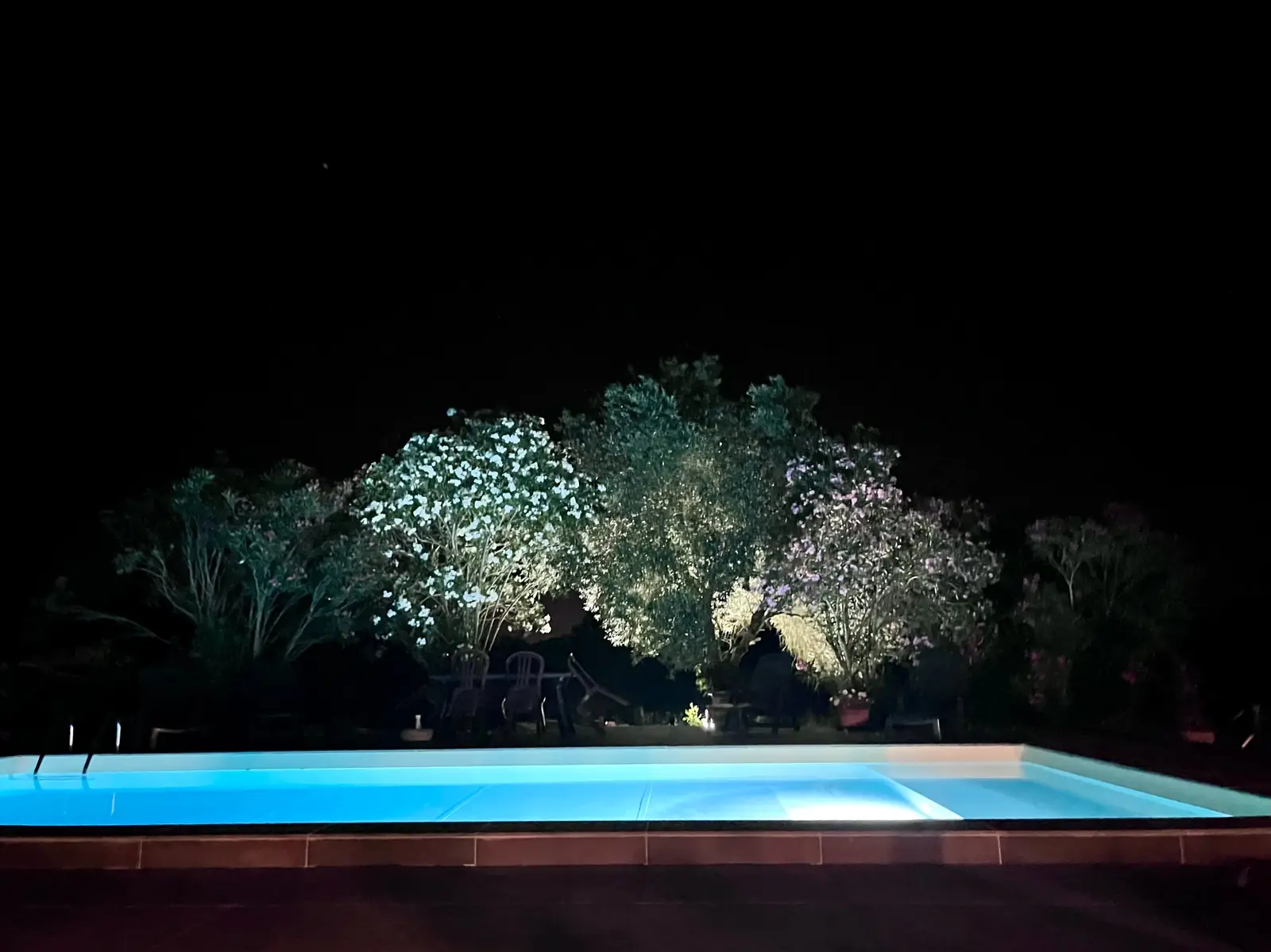 Piscine éclairée le soir
